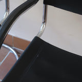 Fauteuil cantilever vintage chrome skaï noir – style Bauhaus