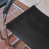 Fauteuil cantilever vintage chrome skaï noir – style Bauhaus