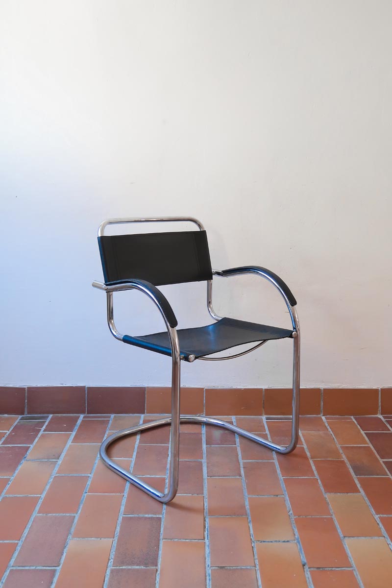 Fauteuil cantilever vintage chrome skaï noir – style Bauhaus