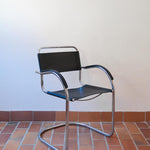 Fauteuil cantilever vintage chrome skaï noir – style Bauhaus