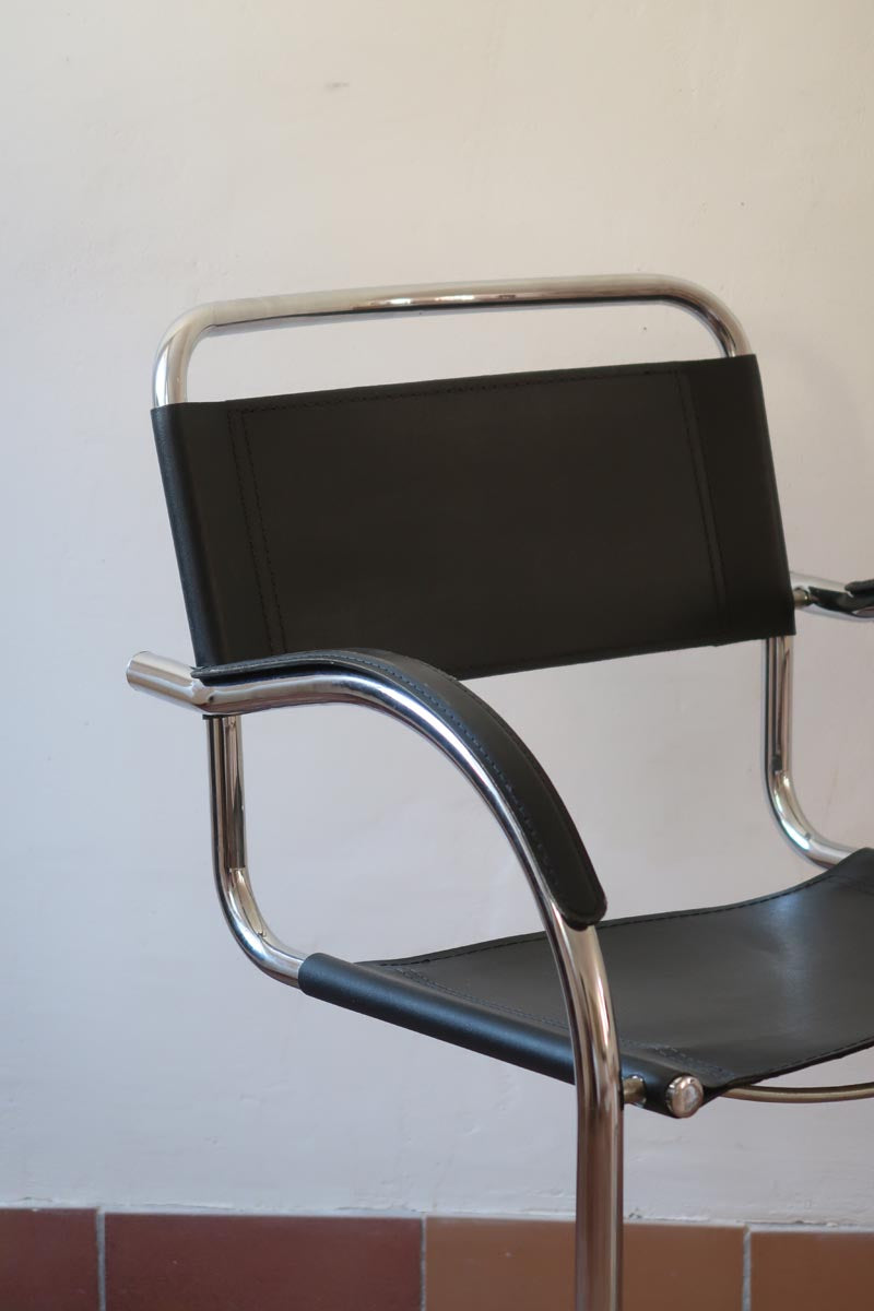 Fauteuil cantilever vintage chrome skaï noir – style Bauhaus