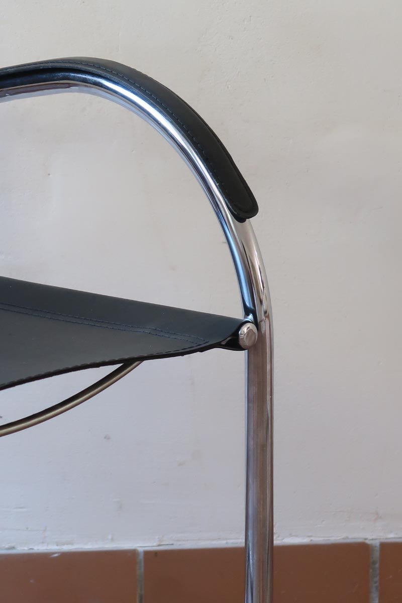 Fauteuil cantilever vintage chrome skaï noir – style Bauhaus