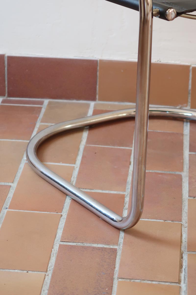 Fauteuil cantilever vintage chrome skaï noir – style Bauhaus