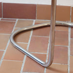 Fauteuil cantilever vintage chrome skaï noir – style Bauhaus