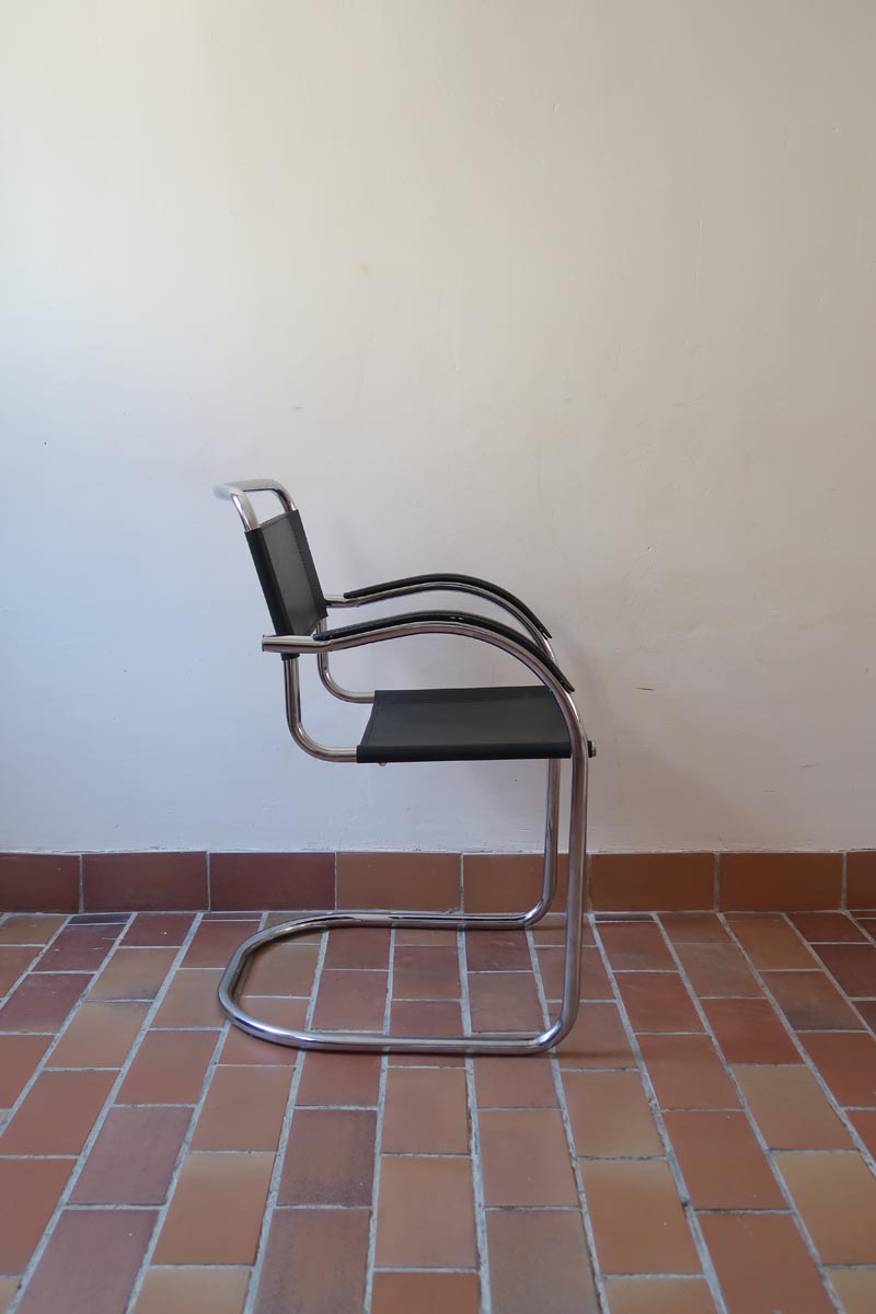 Fauteuil cantilever vintage chrome skaï noir – style Bauhaus