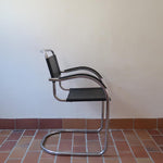Fauteuil cantilever vintage chrome skaï noir – style Bauhaus