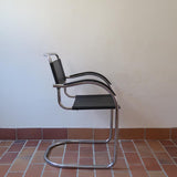 Fauteuil cantilever vintage chrome skaï noir – style Bauhaus