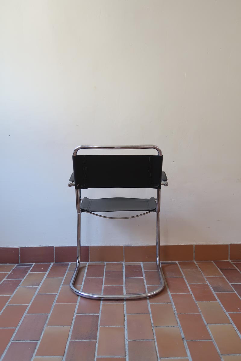 Fauteuil cantilever vintage chrome skaï noir – style Bauhaus