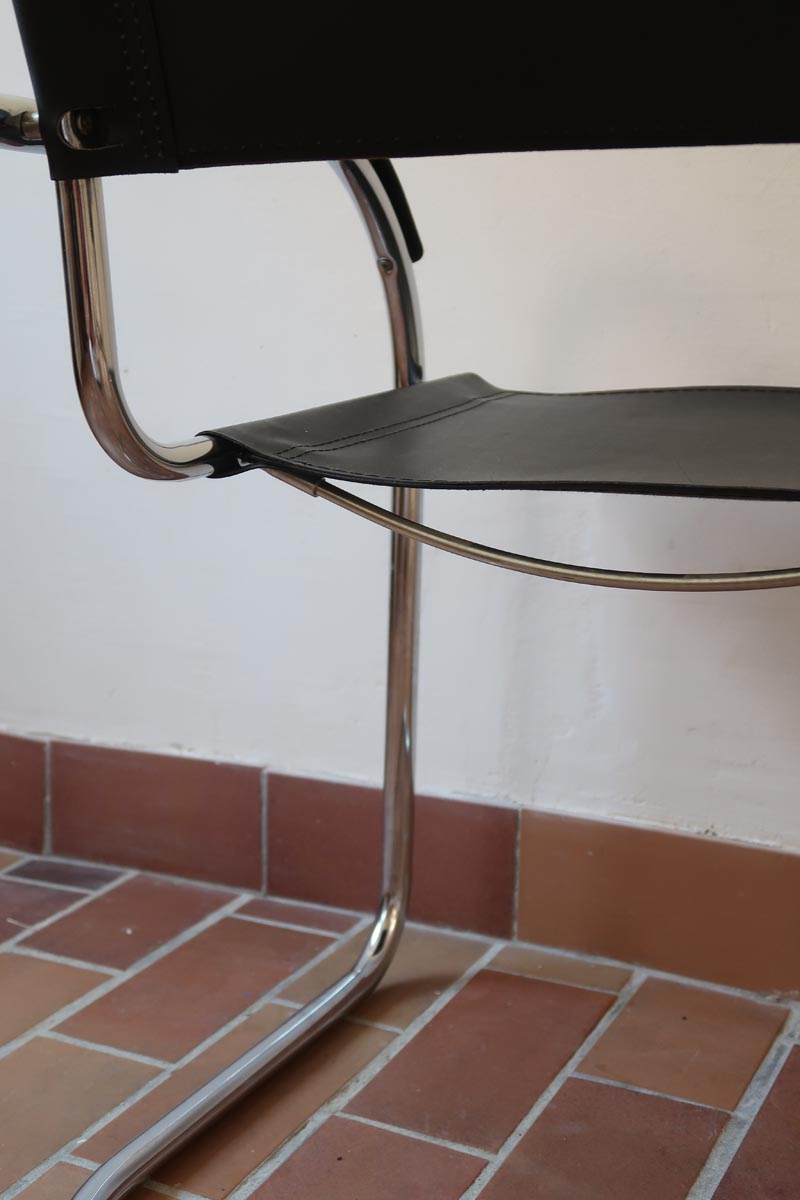 Fauteuil cantilever vintage chrome skaï noir – style Bauhaus