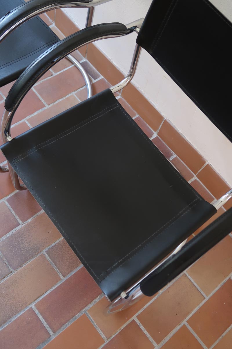 Fauteuil cantilever vintage acier chromé skaï noir – style Bauhaus