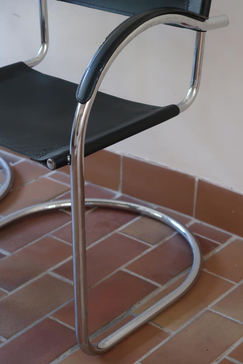 Fauteuil cantilever vintage acier chromé skaï noir – style Bauhaus