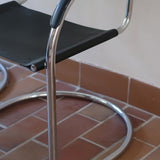 Fauteuil cantilever vintage acier chromé skaï noir – style Bauhaus