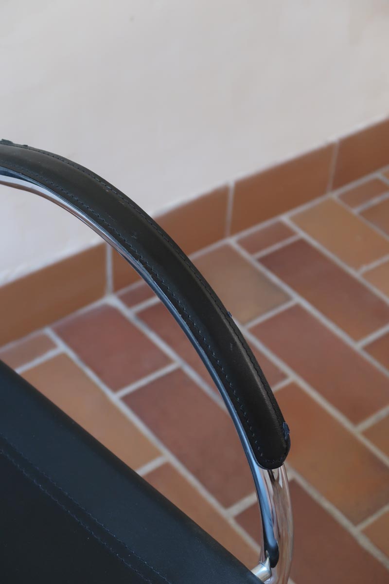 Fauteuil cantilever vintage acier chromé skaï noir – style Bauhaus