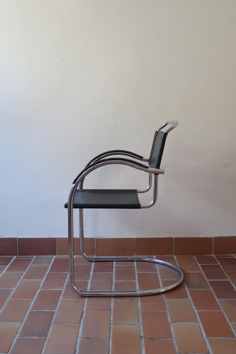 Fauteuil cantilever vintage acier chromé skaï noir – style Bauhaus