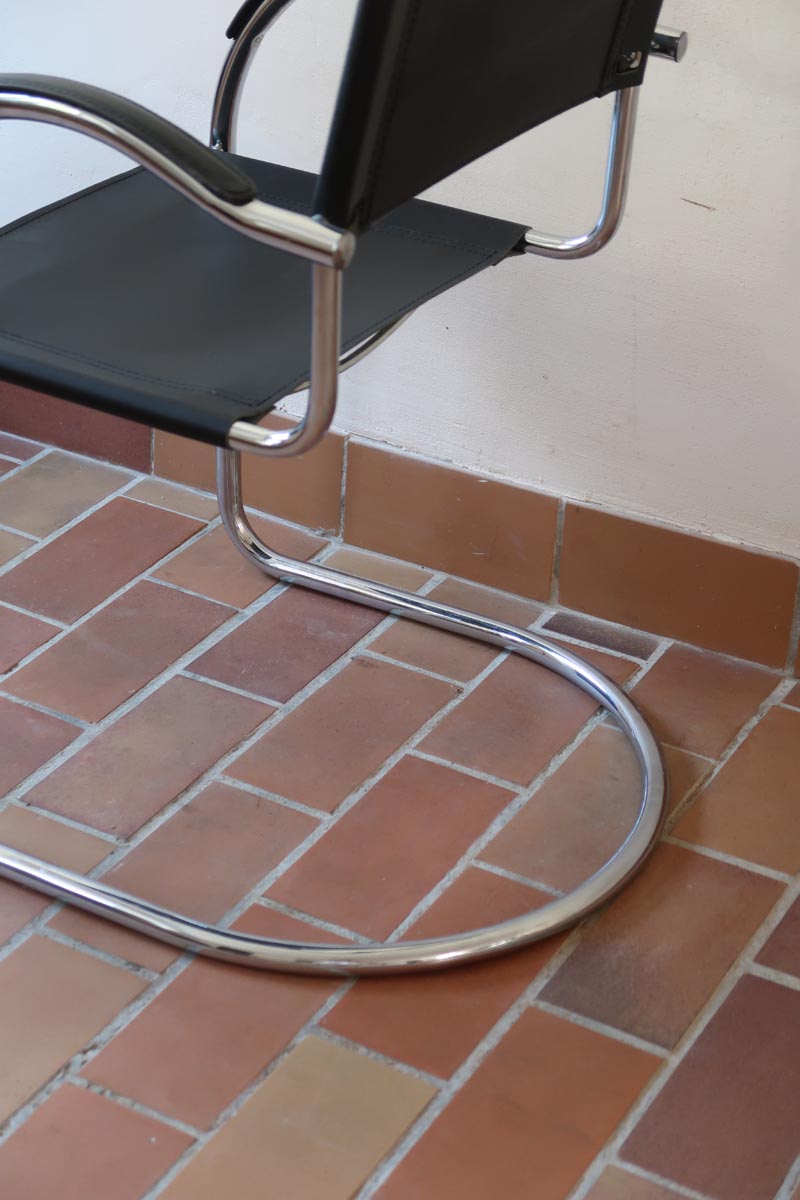 Fauteuil cantilever vintage chrome skaï noir – style Bauhaus