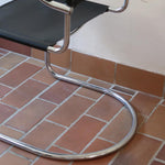 Fauteuil cantilever vintage chrome skaï noir – style Bauhaus