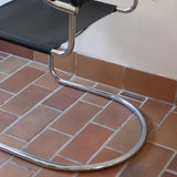 Fauteuil cantilever vintage chrome skaï noir – style Bauhaus