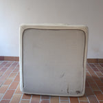 Fauteuil vintage Cinna en cuir crème années 70, étiquette d'origine cousue dans le dossier, accoudoirs et dossier en gros boudins de cuir, coussin d'assise, base pleine posée au sol sans pieds apparents