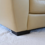 Fauteuil club vintage en cuir beige des années 80 avec accoudoirs larges et assise enveloppante.