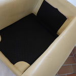Fauteuil club vintage en cuir beige des années 80 avec accoudoirs larges et assise enveloppante.