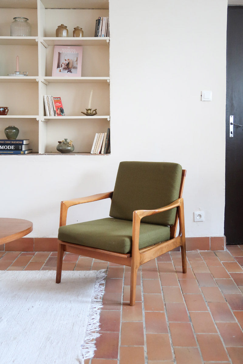 Fauteuil danois vintage en bois sculpté avec assise vert olive, design organique des années 60.