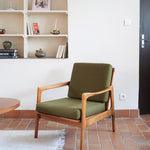 Fauteuil danois vintage en bois sculpté avec assise vert olive, design organique des années 60.