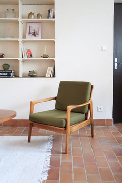 Fauteuil danois vintage en bois sculpté avec assise vert olive, design organique des années 60.