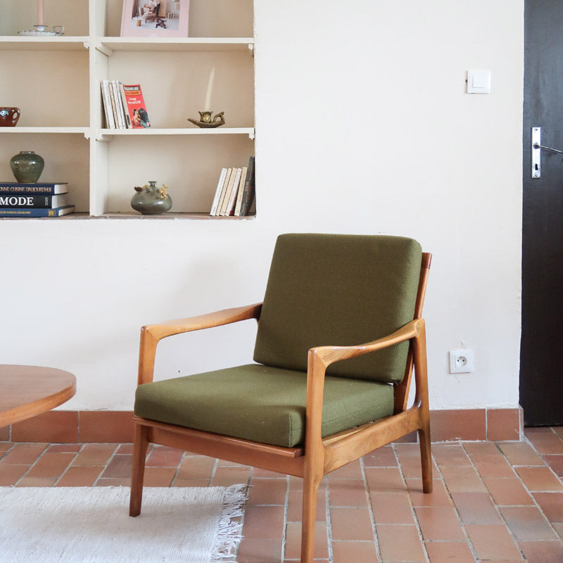 Fauteuil danois vintage en bois sculpté avec assise vert olive, design organique des années 60.
