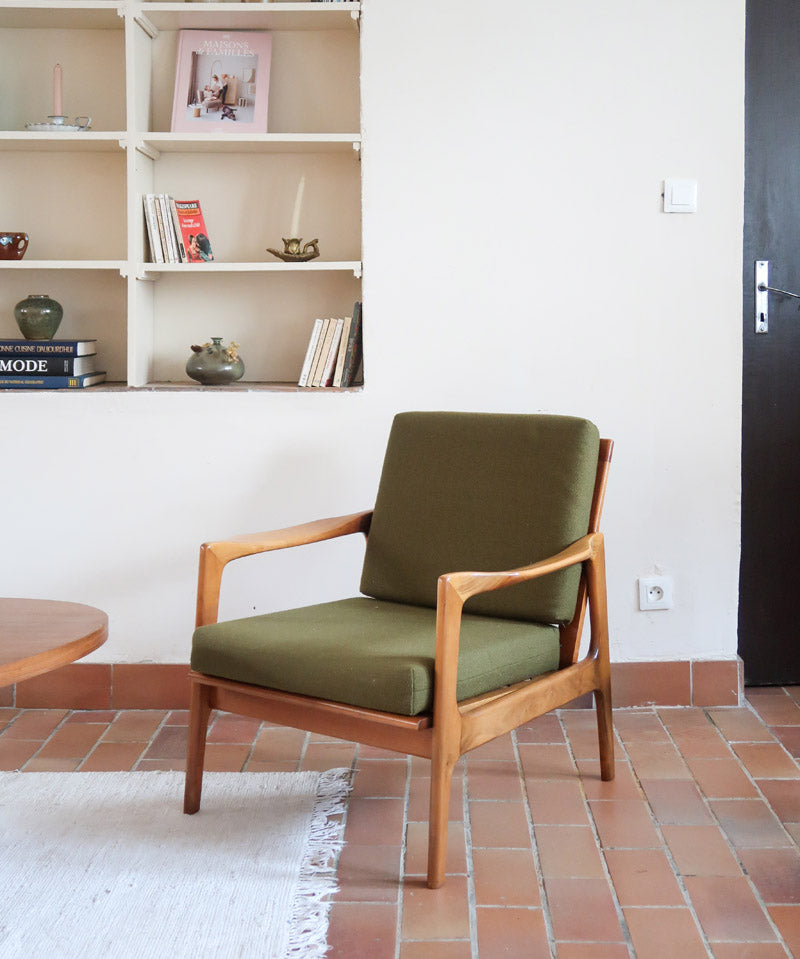 Fauteuil danois vintage en bois sculpté avec assise vert olive, design organique des années 60.