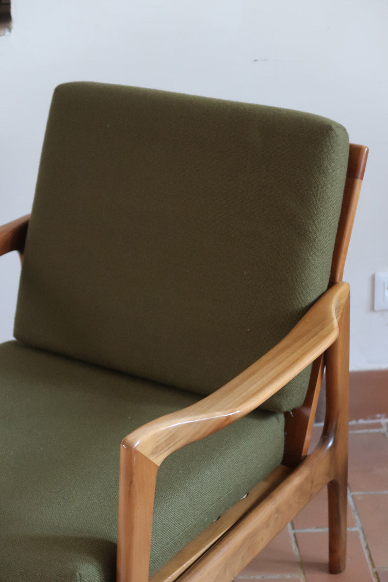 Fauteuil danois vintage en bois sculpté avec assise vert olive, design organique des années 60.