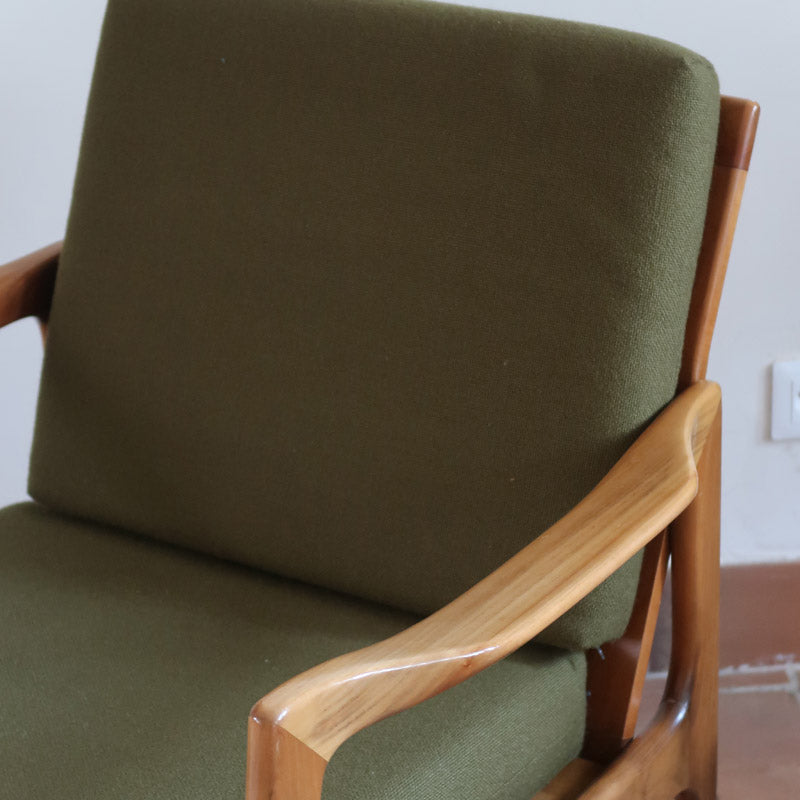 Fauteuil danois vintage en bois sculpté avec assise vert olive, design organique des années 60.