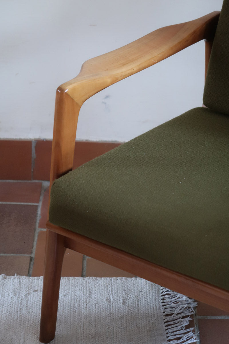 Fauteuil danois vintage en bois sculpté avec assise vert olive, design organique des années 60.