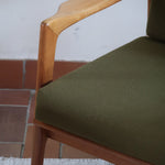 Fauteuil danois vintage en bois sculpté avec assise vert olive, design organique des années 60.