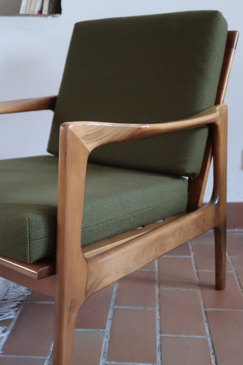 Fauteuil danois vintage en bois sculpté avec assise vert olive, design organique des années 60.