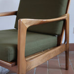 Fauteuil danois vintage en bois sculpté avec assise vert olive, design organique des années 60.