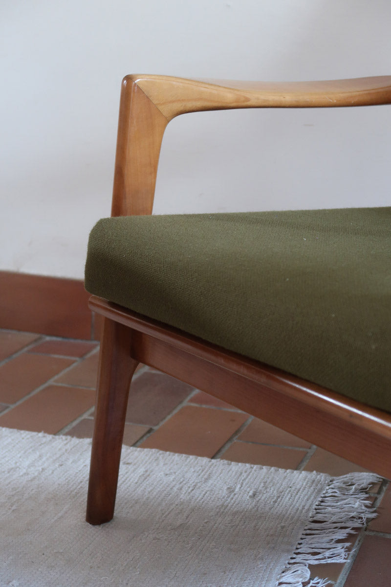 Fauteuil danois vintage en bois sculpté avec assise vert olive, design organique des années 60.