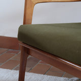 Fauteuil danois vintage en bois sculpté avec assise vert olive, design organique des années 60.