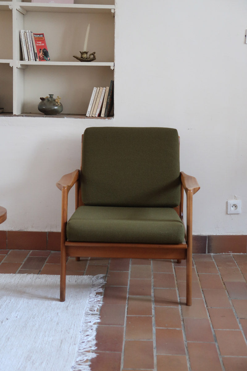 Fauteuil danois vintage en bois sculpté avec assise vert olive, design organique des années 60.