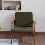 Fauteuil danois vintage en bois sculpté avec assise vert olive, design organique des années 60.