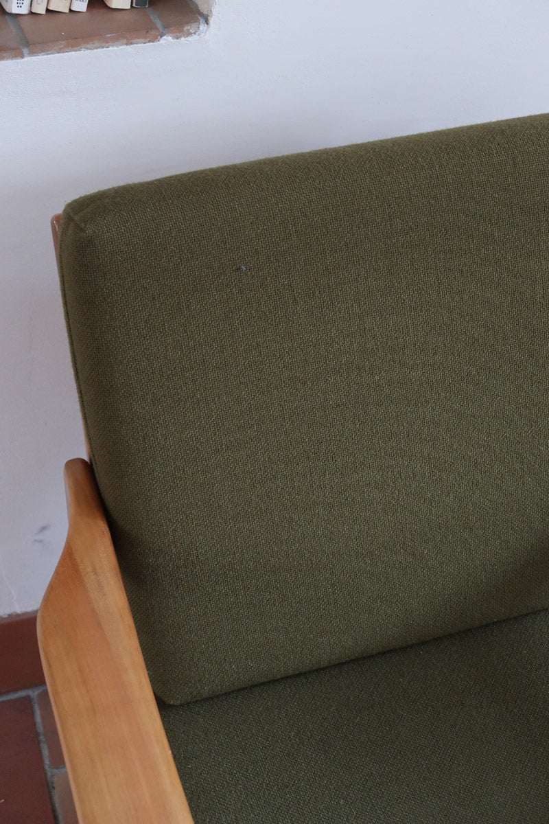 Fauteuil danois vintage en bois sculpté avec assise vert olive, design organique des années 60.
