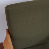 Fauteuil danois vintage en bois sculpté avec assise vert olive, design organique des années 60.