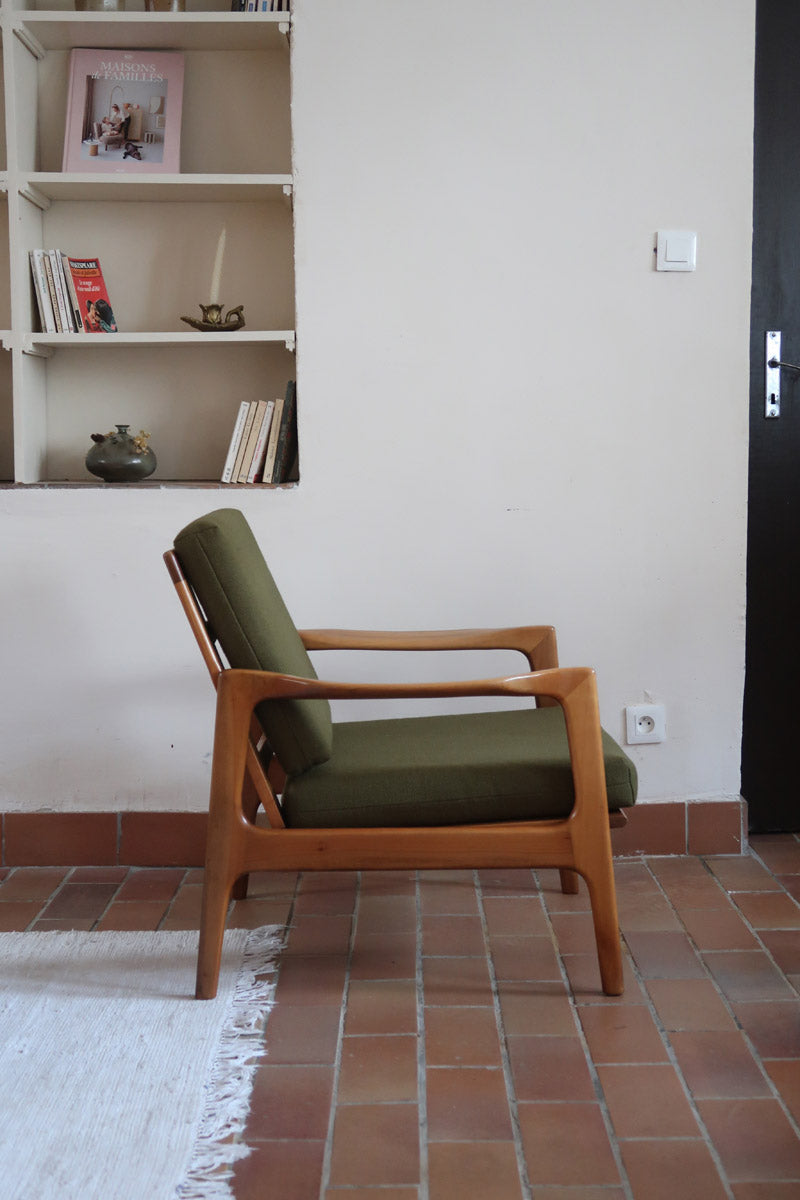 Fauteuil danois vintage en bois sculpté avec assise vert olive, design organique des années 60.