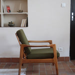 Fauteuil danois vintage en bois sculpté avec assise vert olive, design organique des années 60.