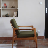 Fauteuil danois vintage en bois sculpté avec assise vert olive, design organique des années 60.