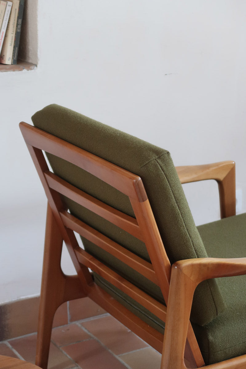 Fauteuil danois vintage en bois sculpté avec assise vert olive, design organique des années 60.