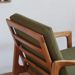 Fauteuil danois vintage en bois sculpté avec assise vert olive, design organique des années 60.