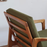 Fauteuil danois vintage en bois sculpté avec assise vert olive, design organique des années 60.