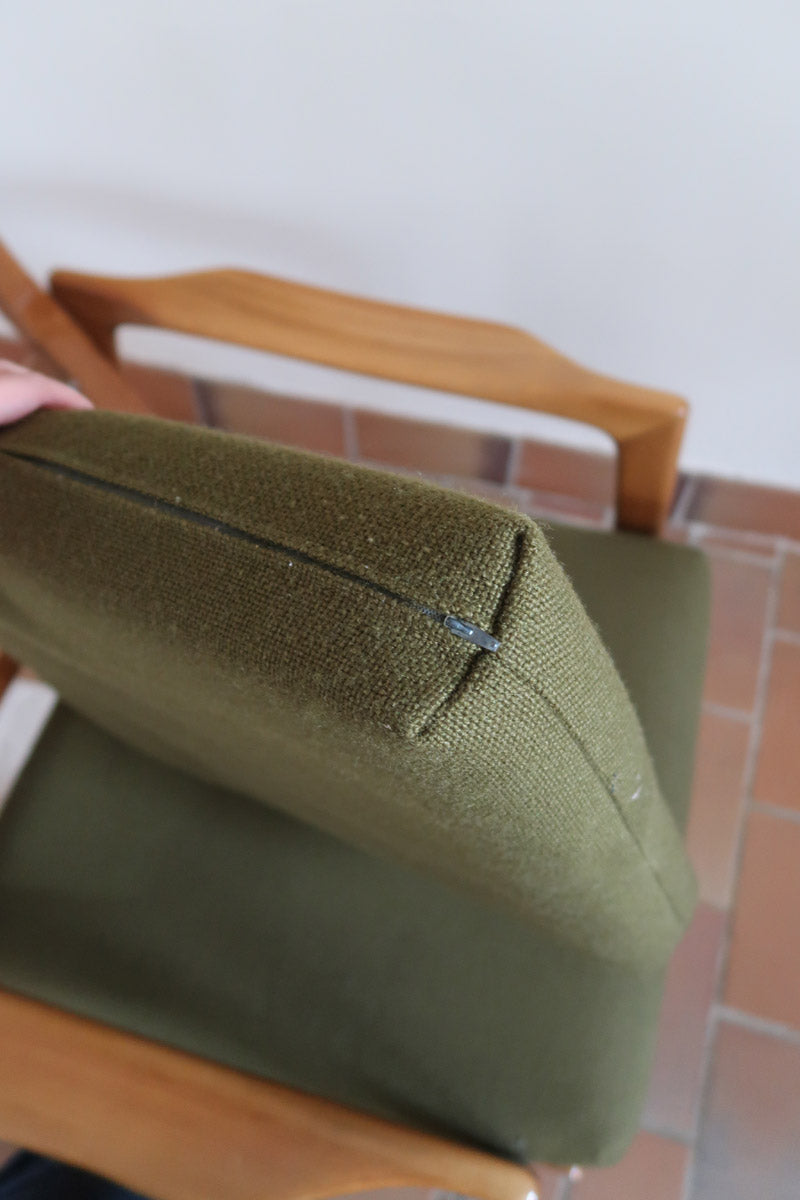 Fauteuil danois vintage en bois sculpté avec assise vert olive, design organique des années 60.