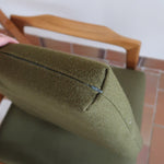 Fauteuil danois vintage en bois sculpté avec assise vert olive, design organique des années 60.