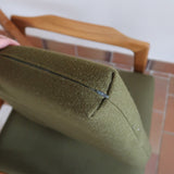 Fauteuil danois vintage en bois sculpté avec assise vert olive, design organique des années 60.